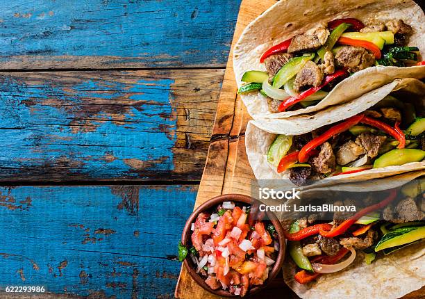 Tacos Di Maiale Messicani Con Verdure Visualizzazione Dallalto - Fotografie stock e altre immagini di Cibo