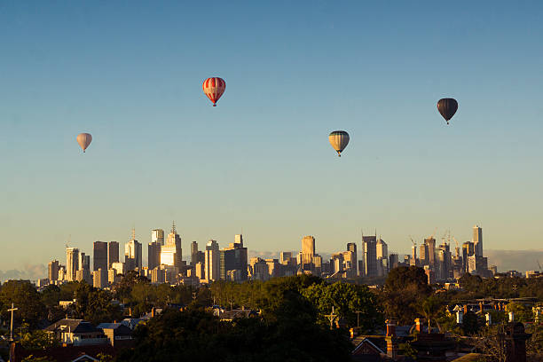 globos aerostáticos sobre melbourne - melbourne day city skyline fotografías e imágenes de stock
