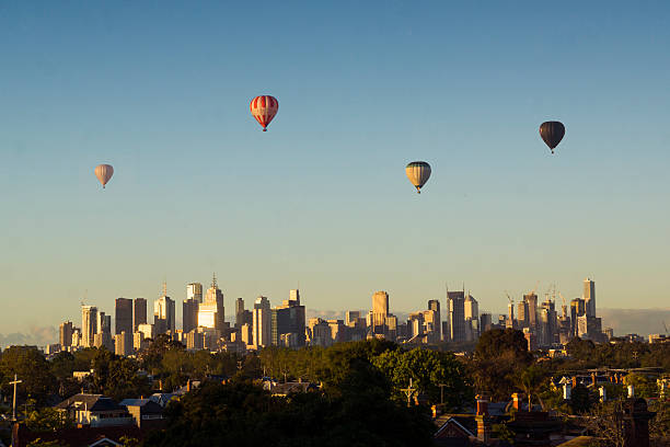 hot air balloons over melbourne - melbourne cityscape clear sky day imagens e fotografias de stock