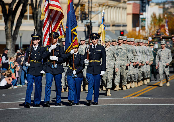 退役軍人の日のパレードで行進するrotcメンバー - parade marching military armed forces ストックフォトと画像