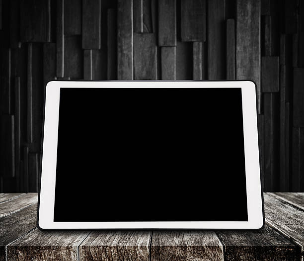 tablet digitale su scrivania in legno con sfondo in legno scuro - track pad foto e immagini stock