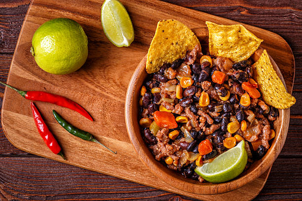 chile con carne en bol con chips de tortilla. - southwest food fotografías e imágenes de stock