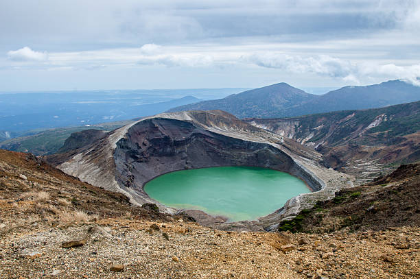 okama crater lake in japan, zao - prefeitura de yamagata imagens e fotografias de stock