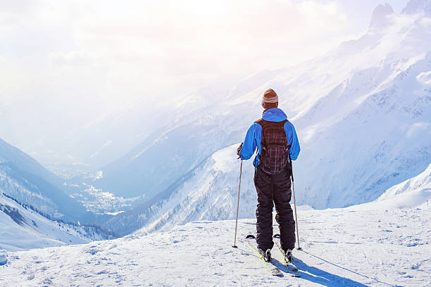 skifahren im hintergrund  - mont blanc ski slope european alps mountain range stock-fotos und bilder