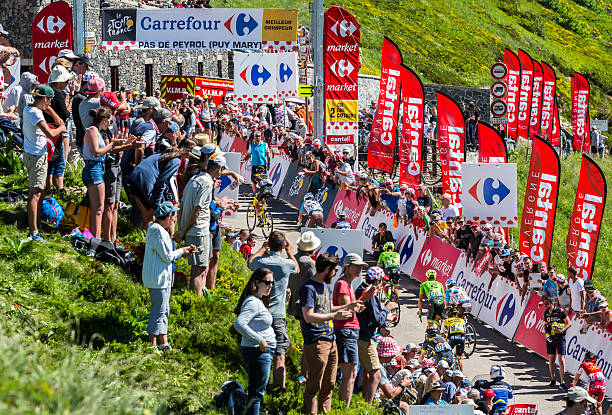 le peloton dans les montagnes-tour de france en 2016 - tour de france photos et images de collection