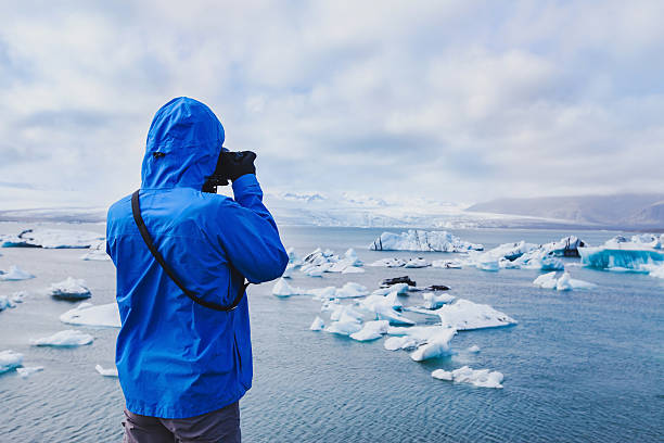 fotografo di viaggi naturalistici che scatta foto in islanda - skaftafell glacier foto e immagini stock