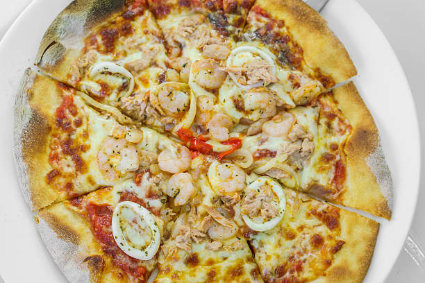 istock Seafood Italian Pizza 622313076