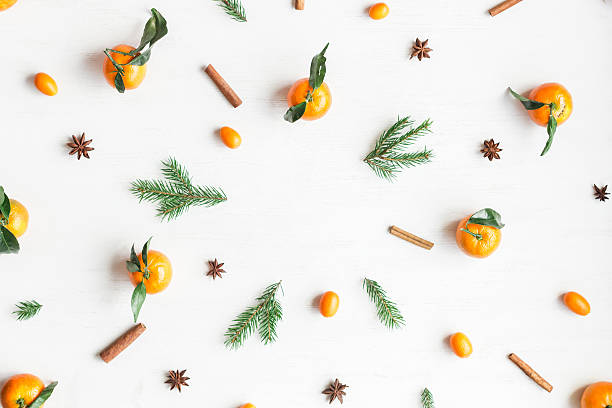 cornice natalizia con mandarini, rami di abete, bastoncini di cannella, stella di anice - tropical climate fruit dessert healthy eating foto e immagini stock
