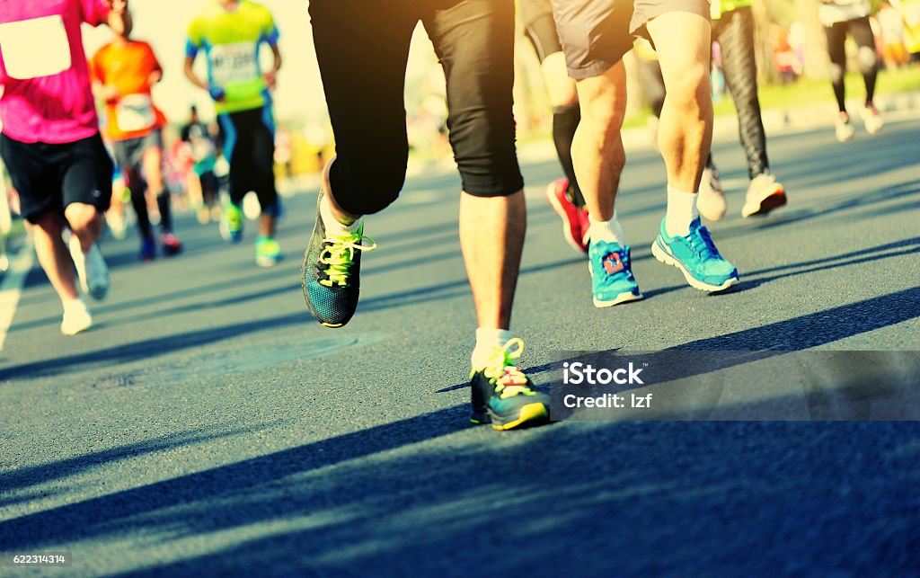 No identificada piernas de atleta corriendo maratón de city road - Foto de stock de Correr libre de derechos