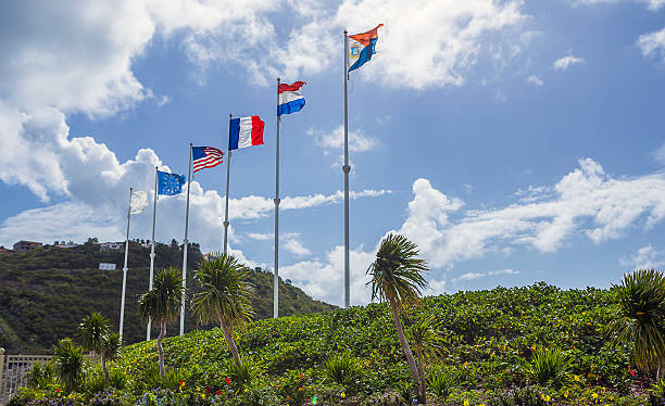 bandiere del mondo davanti al molo dr. - philipsburg st martin dutch st martin commercial dock harbor foto e immagini stock