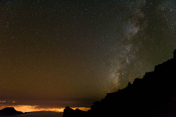 stars and milky way galaxy  above volcan de taburiente - astrophysic imagens e fotografias de stock