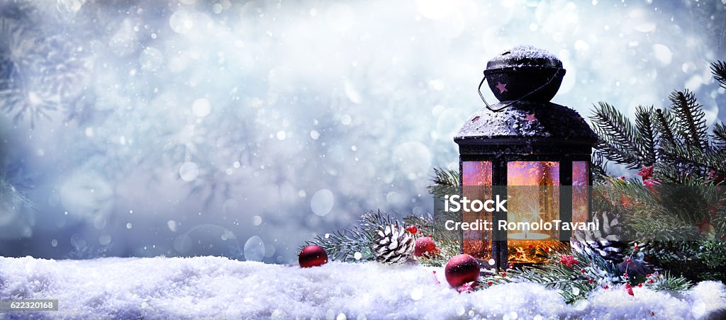 Lanterne avec branches de sapin sur la neige - Photo de Noël libre de droits