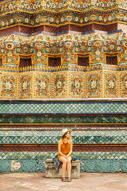 femme assise près du stupa dans le temple wat pho - wat pho photos et images de collection