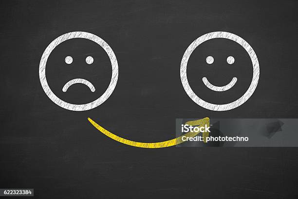 Dibujo De Emoticones Infelices Y Felices En La Pizarra Foto de stock y más banco de imágenes de Felicidad