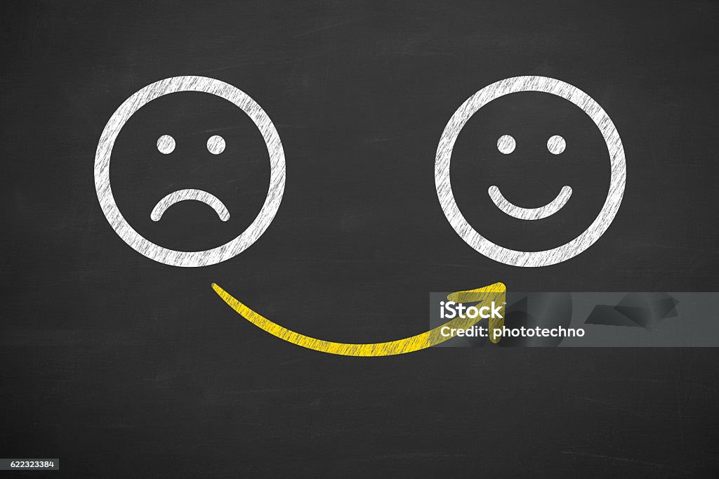 Dessiner des smileys malheureux et heureux sur le tableau noir - Photo de Bonheur libre de droits