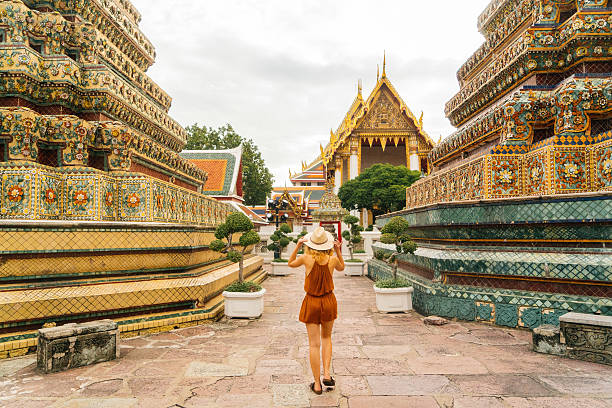 kobieta spacerująca w świątyni wat pho - elegance people traveling architecture asia zdjęcia i obrazy z banku zdjęć