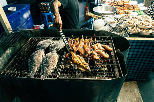 peixe na grelha no mercado de bangkok - bangkok mcdonalds fast food restaurant asia - fotografias e filmes do acervo