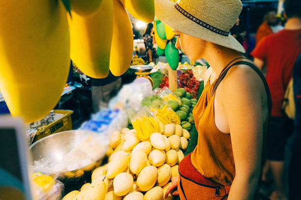 mulher escolhendo manga no mercado - bangkok mcdonalds fast food restaurant asia - fotografias e filmes do acervo