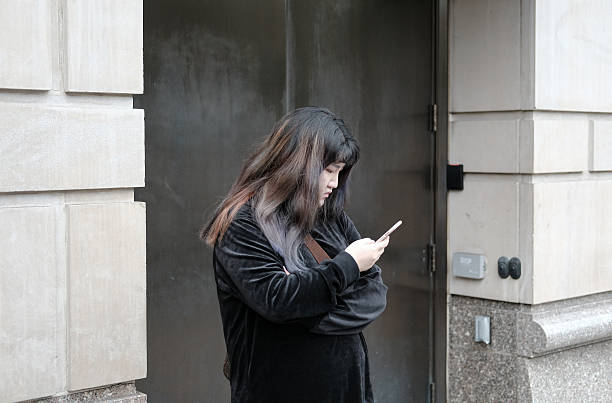 jovem é vista usando um celular - smart phone iphone women mobile phone - fotografias e filmes do acervo