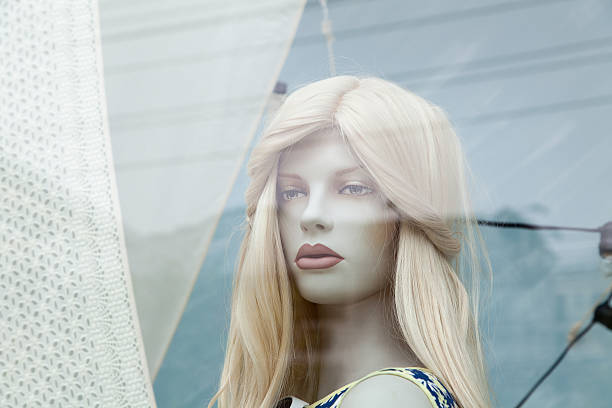 joli visage de mannequin féminin réaliste gros plan dans une vitrine - senseless photos et images de collection