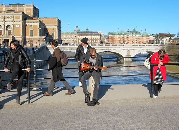 stoccolma. svezia. persone sul ponte di riksbron - norrbro foto e immagini stock