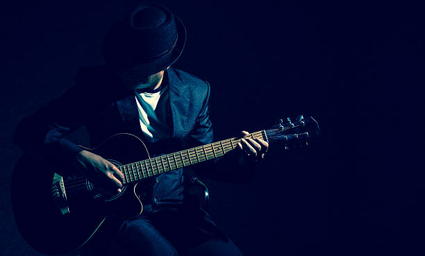 músico tocando la guitarra sobre fondo negro, concepto de música - music microphone singer stage fotografías e imágenes de stock