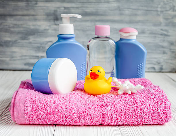 cosmetici biologici per bambini per bagno su sfondo legno - baby goods foto e immagini stock