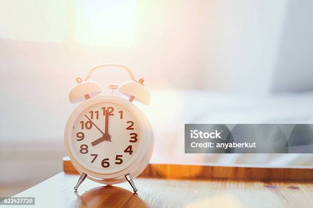 Fondo De La Hora De La Mañana Despertador Foto de stock y más banco de imágenes de Despertador - Despertador, Reloj, Cama