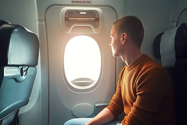 viaja en avión - silla al lado de la ventana fotografías e imágenes de stock