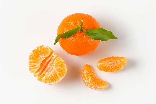 분리된 세그먼트가 있는 귤 - peeled orange fruit tangerine 뉴스 사진 이미지