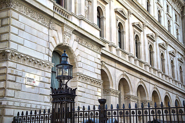 downing street  - whitehall street downing street city of westminster uk foto e immagini stock