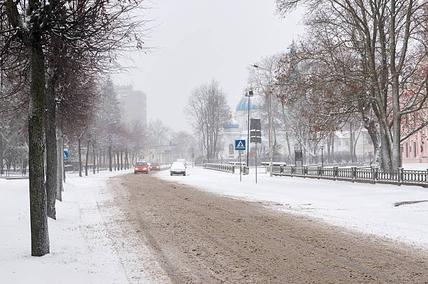 istock Snowfall in the city streets 622441910