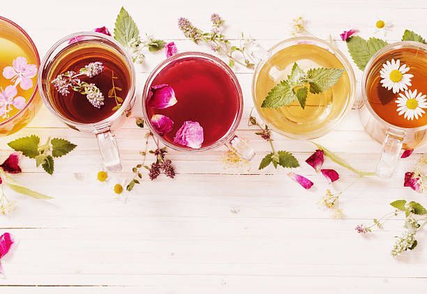 un té de hierbas sobre un fondo de madera blanco - té bebida caliente fotografías e imágenes de stock