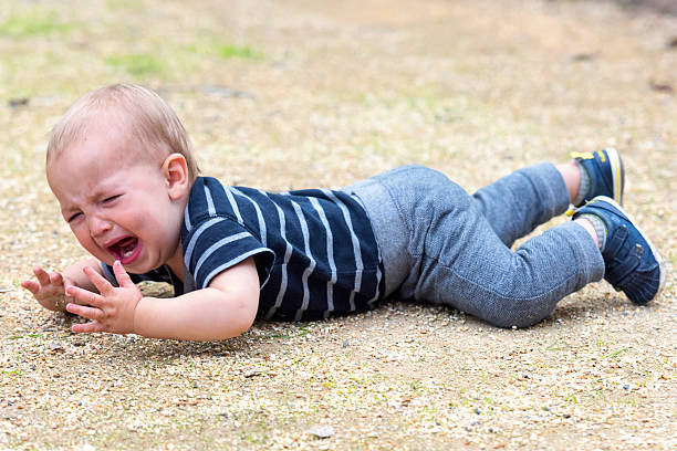 公園で泣いている赤ちゃん - tear down ストックフォトと画像