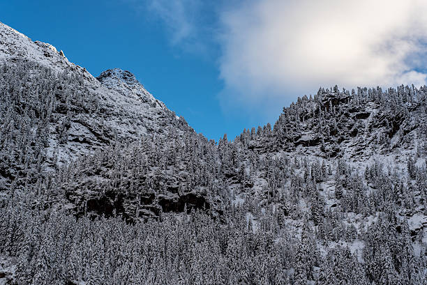 skiing and snowboarding in the winterly stubai alps - skiurlaub imagens e fotografias de stock