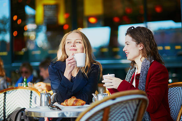 duas jovens em café ao ar livre parisiense - starbucks women walking restaurant - fotografias e filmes do acervo