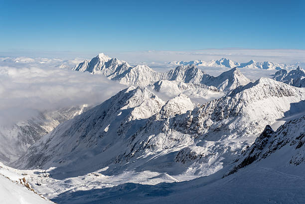 skiing and snowboarding in the winterly stubai alps - skiurlaub imagens e fotografias de stock