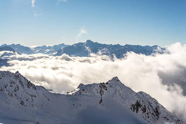 skiing and snowboarding in the winterly stubai alps - skiurlaub imagens e fotografias de stock