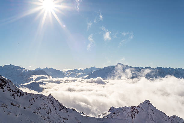 skiing and snowboarding in the winterly stubai alps - skiurlaub imagens e fotografias de stock