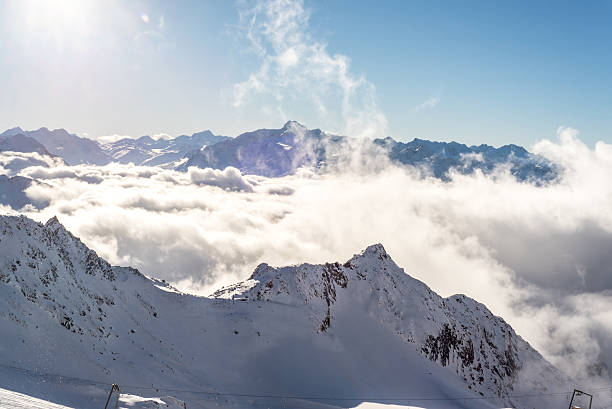 skiing and snowboarding in the winterly stubai alps - skiurlaub imagens e fotografias de stock