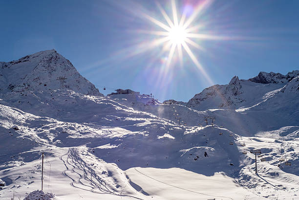 skiing and snowboarding in the winterly stubai alps - skiurlaub imagens e fotografias de stock