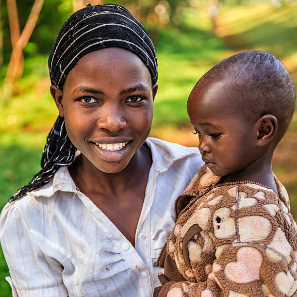 jeune femme africaine tenant son bébé, kenya, afrique de l'est - africa child village smiling photos et images de collection