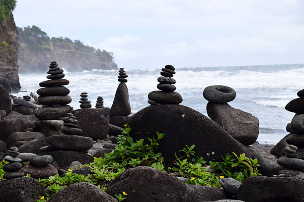 rock stacks balancing on beach rock stacks balancing on the Polulu black sand beach, Kohala coast, Big Island, Hawai pololu stock pictures, royalty-free photos & images