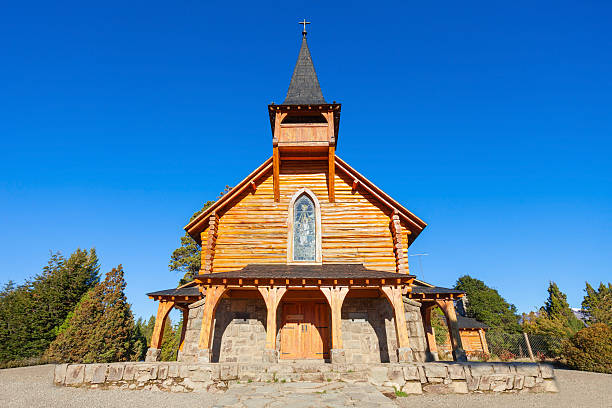 chapelle san eduardo, bariloche - panoramic bariloche argentina scenics photos et images de collection