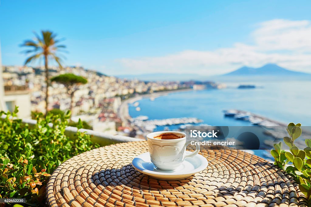 Tasse de café expresso avec vue sur le Vésuve - Photo de Italie libre de droits