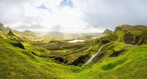 piękny krajobraz szkocji - wyspa skye - quiraing needle zdjęcia i obrazy z banku zdjęć