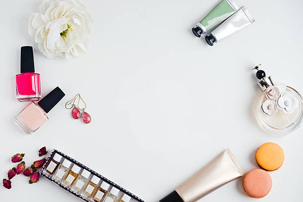 leito plano de produtos de beleza de moda em um fundo branco - nail polish isolated cosmetics bottle - fotografias e filmes do acervo