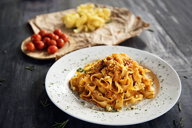 볼로네즈 소스를 곁들인 홈메이드 페투치네 파스타 - parmesan cheese pasta italian culture food 뉴스 사진 이미지