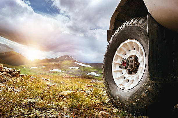 big car wheel offroad concept - sports utility vehicle 4x4 car tire imagens e fotografias de stock