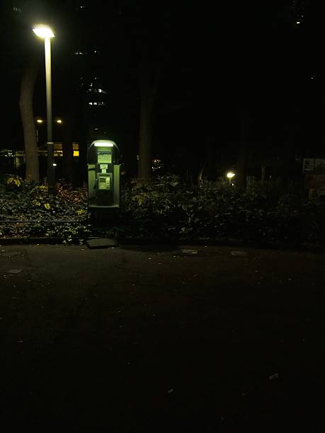 夜の公園で公衆電話 - pay phone ストックフォトと画像